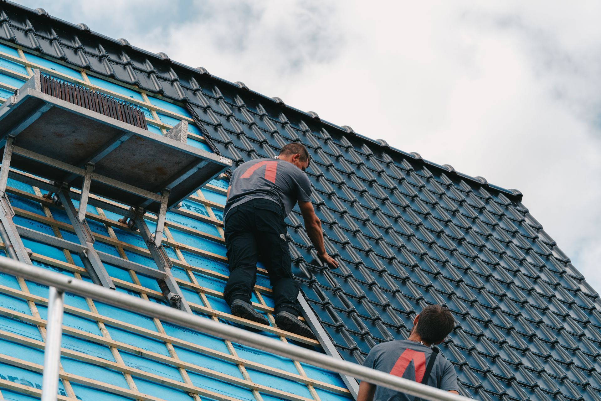 Dakpannen leggen op dak